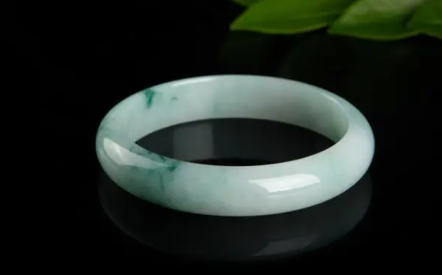 Which is better a crystal bracelet or a jadeite bracelet