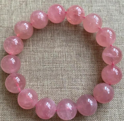 Pink crystal bracelet: a symbol of gentle love