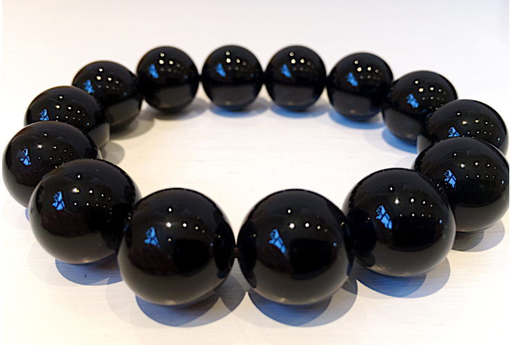 What is the difference between black agate and obsidian