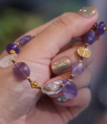 Which hand is better to wear an amethyst bracelet on?