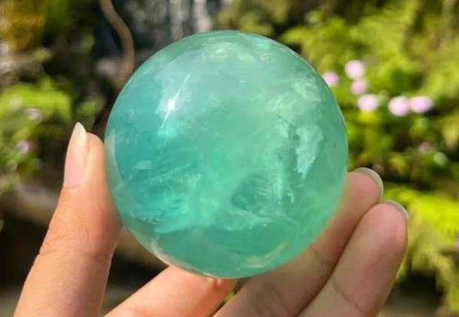 What is green fluorite and what are its functions and effects