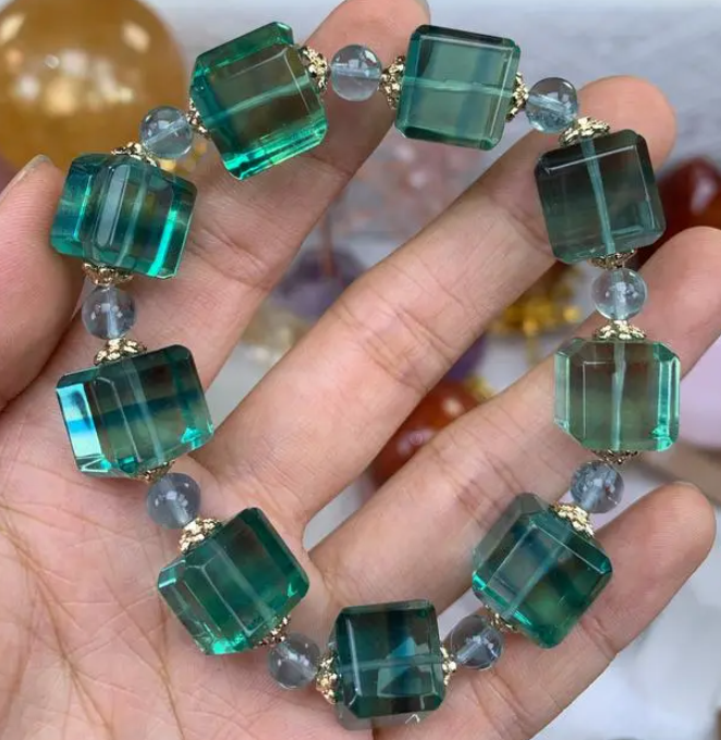 What is green fluorite and what are its functions and effects