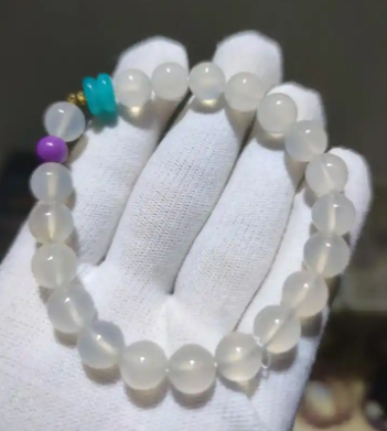 Energy Transmission of White Agate: Experiencing Touch Releasing Stress