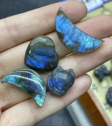 Labradorite's Effects: Energy for Spirit & Relationships